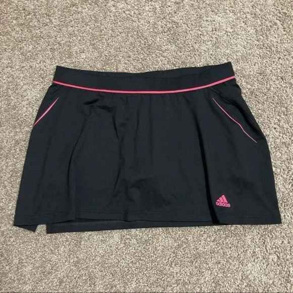 NWOT. ADIDAS TENNIS SKORT - Size M